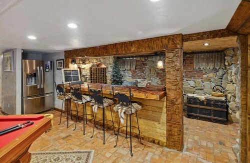 Kellogg House | Beautiful Rustic 6 bedroom House with water park access to Silver Rapids
