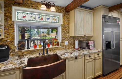 Kellogg House | Beautiful Rustic 6 bedroom House with water park access to Silver Rapids