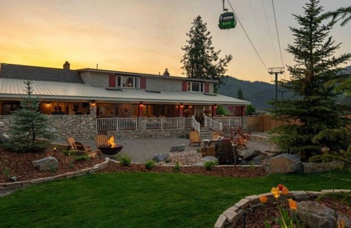 Kellogg House | Beautiful Rustic 6 bedroom House with water park access to Silver Rapids