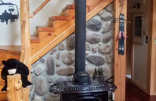 Stratton House | Beautiful Rustic Log Home, 10 minutes from Sugarloaf Mountain Ski Resort