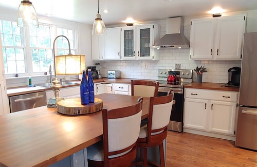 Saratoga Springs House | Beautiful Saratoga Springs farmhouse on 2 acres near Broadway and Spac