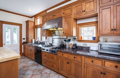 Centerville House | Beautiful Sea Captain's House walk to beach, central A/C and outdoor shower