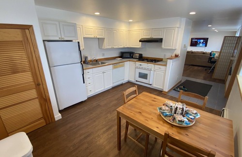 Bryn Mawr-Skyway House | Beautiful Seattle View of the Water/Skyline