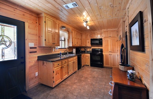 Smithville Cabin | Beautiful secluded cottage with gated privacy.