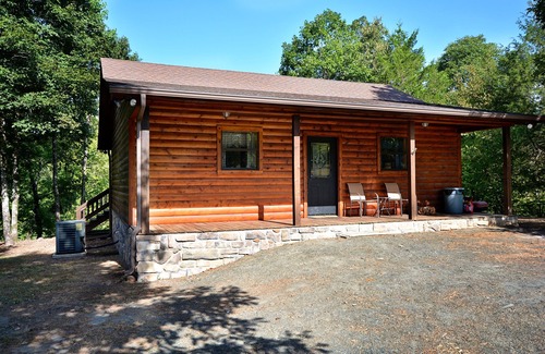 Smithville Cabin | Beautiful secluded cottage with gated privacy.