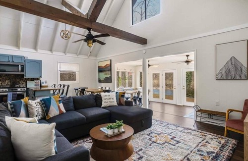 Shenandoah House | Beautiful Secluded riverfront home with double decks Firepit, Hot Tub, Kayaks