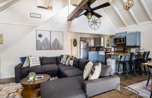 Shenandoah House | Beautiful Secluded riverfront home with double decks Firepit, Hot Tub, Kayaks