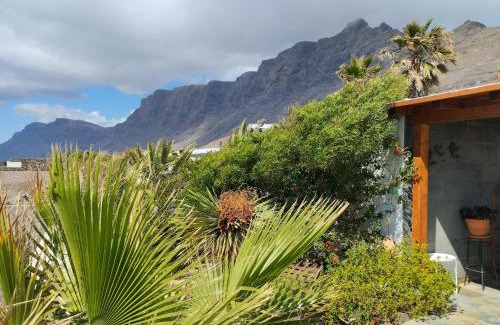 Urbanizacion Famara House | Beautiful small bungalow, amazing views and garden