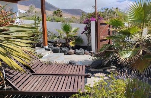 Urbanizacion Famara House | Beautiful small bungalow, amazing views and garden