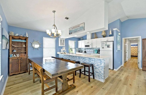 Villa Primera House | Beautiful Sound Front Home w/Private Pool, Tiki Bar & Pier!
