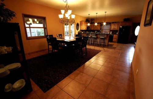 Taos House | Beautiful spacious house with 2 sided fireplace - PET fiendly - HOT TUB