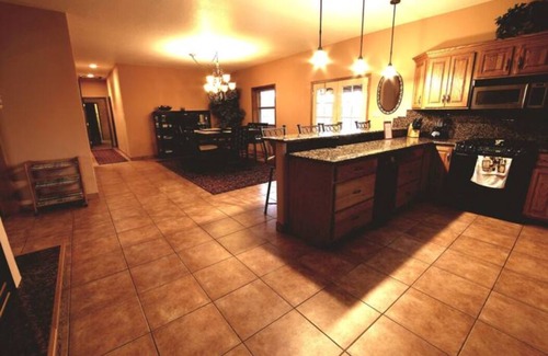 Taos House | Beautiful spacious house with 2 sided fireplace - PET fiendly - HOT TUB