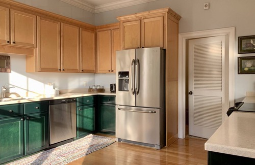 Darien Apartment | Beautiful, spacious 3rd floor apartment in the Darien historic district.