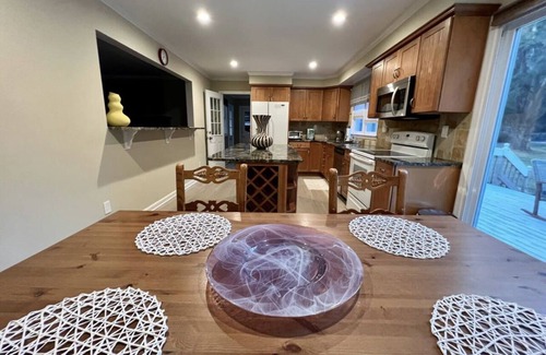 Stamford House | Beautiful, Spacious and Clean 2 Bedroom Pad in center of Stamford!
