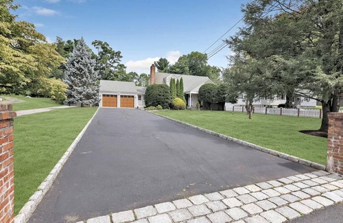 Stamford House | Beautiful, Spacious and Clean 2 Bedroom Pad in center of Stamford!