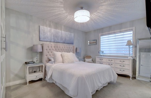 Booktown House | Beautiful Spacious Executive Home, 5 Min Walk to Town and Ocean