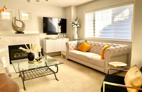 Booktown House | Beautiful Spacious Executive Home, 5 Min Walk to Town and Ocean