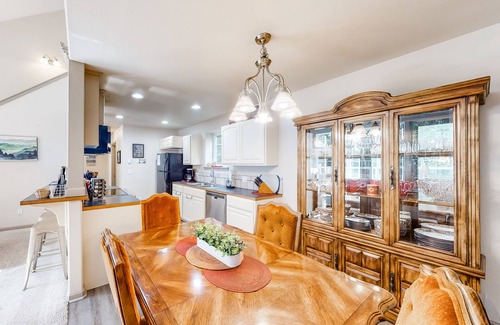 Florence House | Beautiful & Spacious Family-Friendly Home w/Free WiFi, Deck, and Close to Lakes