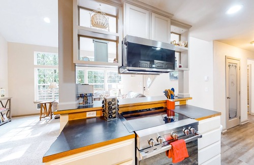 Florence House | Beautiful & Spacious Family-Friendly Home w/Free WiFi, Deck, and Close to Lakes