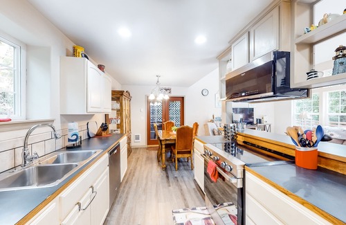 Florence House | Beautiful & Spacious Family-Friendly Home w/Free WiFi, Deck, and Close to Lakes