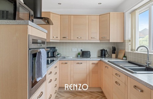 Wilford House | Beautiful & Spacious Home | Free Driveway Parking