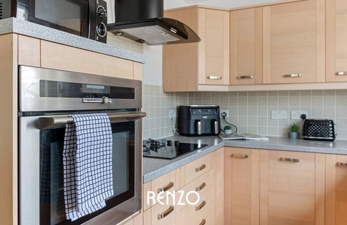 Wilford House | Beautiful & Spacious Home | Free Driveway Parking