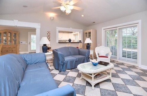 Yaupon Beach House | Beautiful & Spacious Home with 3 BR/4 BA-Less than 2 Min Walk to BEACH-Sleeps 6