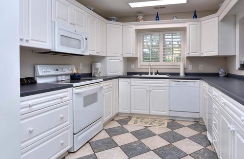 Yaupon Beach House | Beautiful & Spacious Home with 3 BR/4 BA-Less than 2 Min Walk to BEACH-Sleeps 6