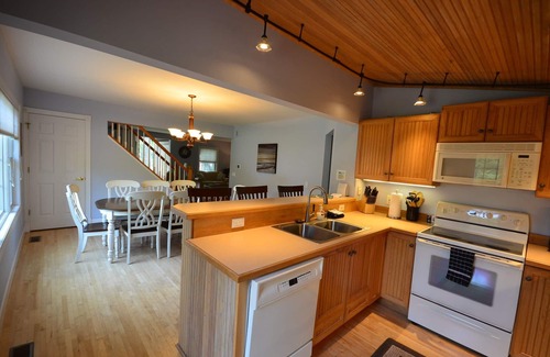 Northport Cottage | Beautiful, spacious home in the village. Walk to everything. Air conditioning