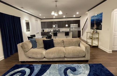 Lilburn House | Beautiful spacious Home W/Complimentary Bar&Snacks