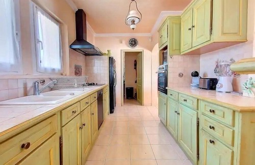 Molleges House | Beautiful spacious house, comfortable, quiet. while being close to shops