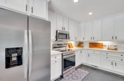 Ridgeland House | Beautiful Spacious Remodeled Private House w/Pool, Porches, Grille, Game Room.