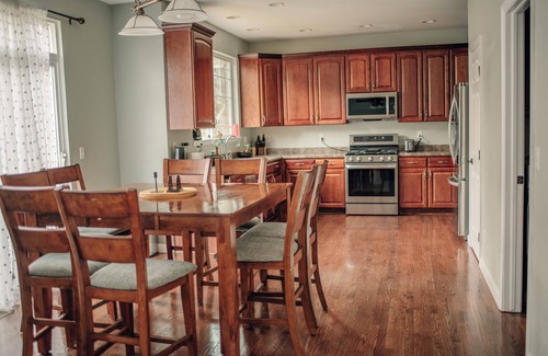 Aurora House | Beautiful, spacious, super clean! Whole House, family sized, company/group