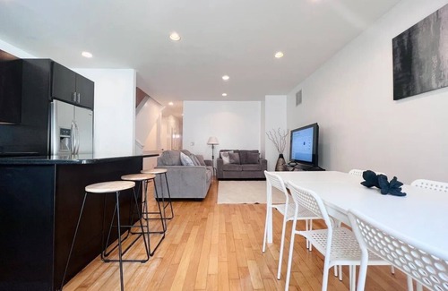 West Poplar House | Beautiful spacious 8 bed 5.5 bath near Center Cityn