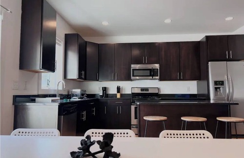 West Poplar House | Beautiful spacious 8 bed 5.5 bath near Center Cityn