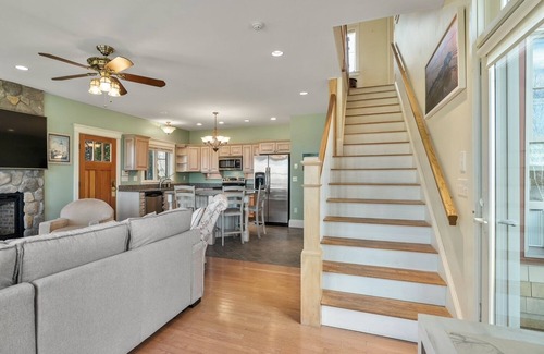 Edgecomb House | Beautiful spacious vacation rental home with views of the Sheepscot River