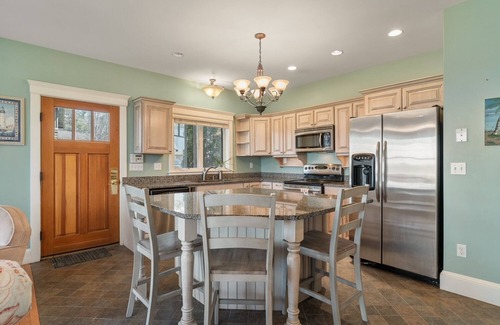 Edgecomb House | Beautiful spacious vacation rental home with views of the Sheepscot River