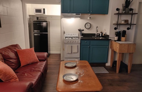 Oleander - Sunset Apartment | Beautiful Studio, Gated Private Yard, Fast WiFi with Parking