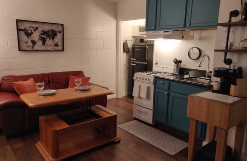 Oleander - Sunset Apartment | Beautiful Studio, Gated Private Yard, Fast WiFi with Parking