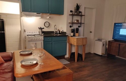 Oleander - Sunset Apartment | Beautiful Studio, Gated Private Yard, Fast WiFi with Parking