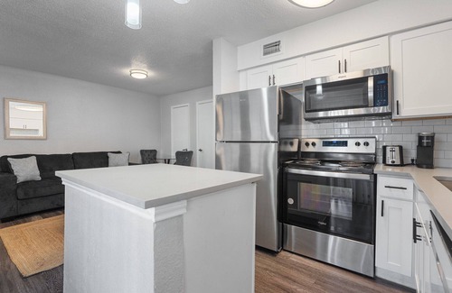 Coronado Hills Apartment | Beautiful Studio in University Hills 7247