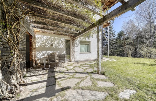 San Genesio Atesino Apartment | Beautiful studio near Bolzano - forest view, right on the European long-distance trail
