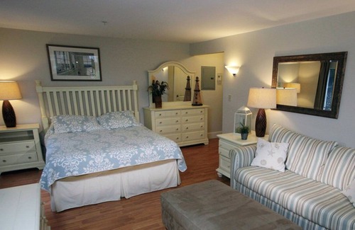 Edgecomb Apartment | Beautiful studio unit at resort, sleeps 4