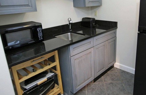 Edgecomb Apartment | Beautiful studio unit at resort, sleeps 4