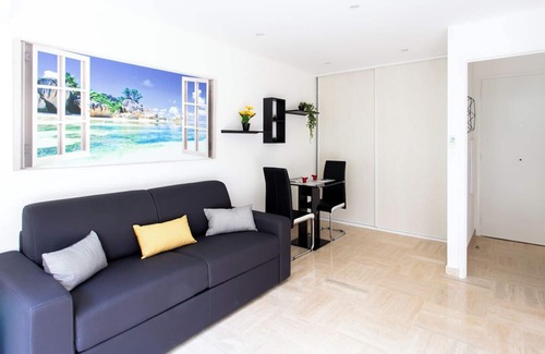 La Madeleine Apartment | Beautiful studio with AC close to the beach
