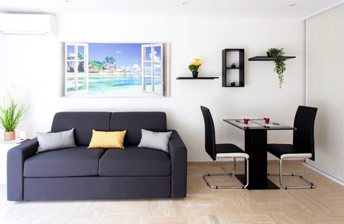 La Madeleine Apartment | Beautiful studio with AC close to the beach