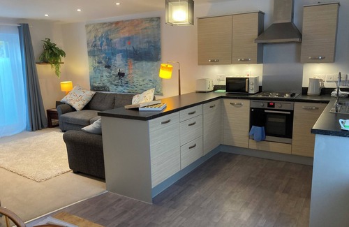 Cambridge Apartment | Beautiful & Stylish Cambridge Flat, allocated parking feet away, bus to centre.