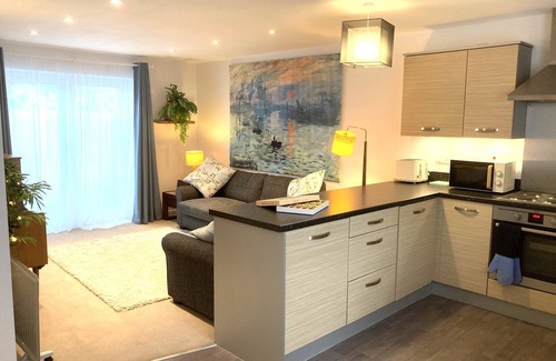 Cambridge Apartment | Beautiful & Stylish Cambridge Flat, allocated parking feet away, bus to centre.