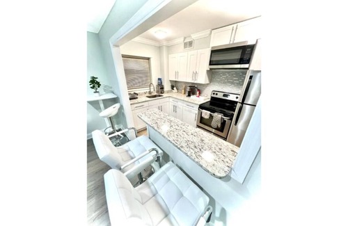 Peachtree Center Apartment | Beautiful Suite, HEART of Atlanta w/Skyline View