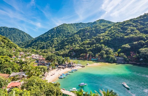 Boca de Tomatlan Apartment | Beautiful suite with two king size beds, with a large terrace with beach view